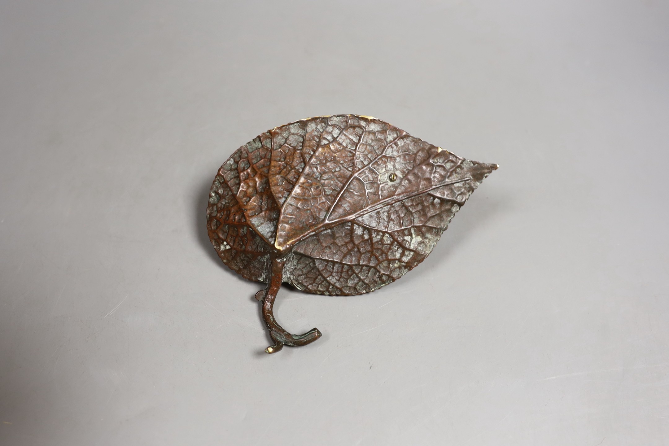 A cast brass bird and leaf dish - 16cm wide